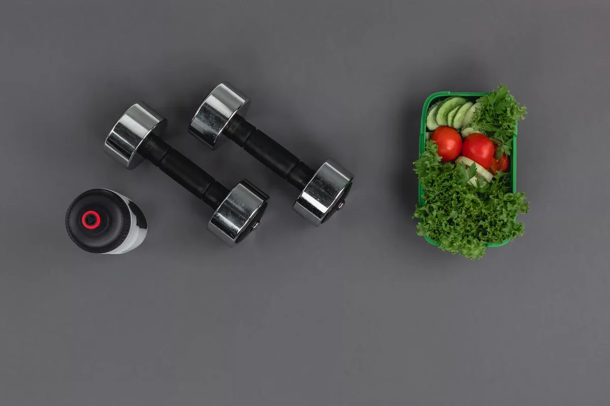 Manubri, borraccia e insalata: nutrizione e allenamento insieme